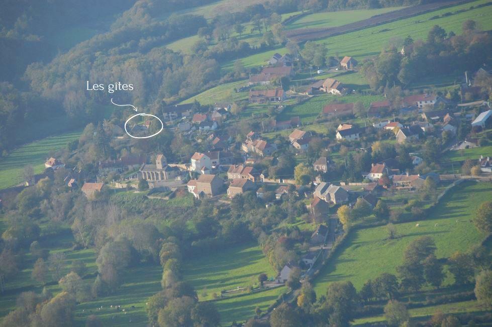 Le village de Montigny-sur-Armançon vu depuis les hauteurs